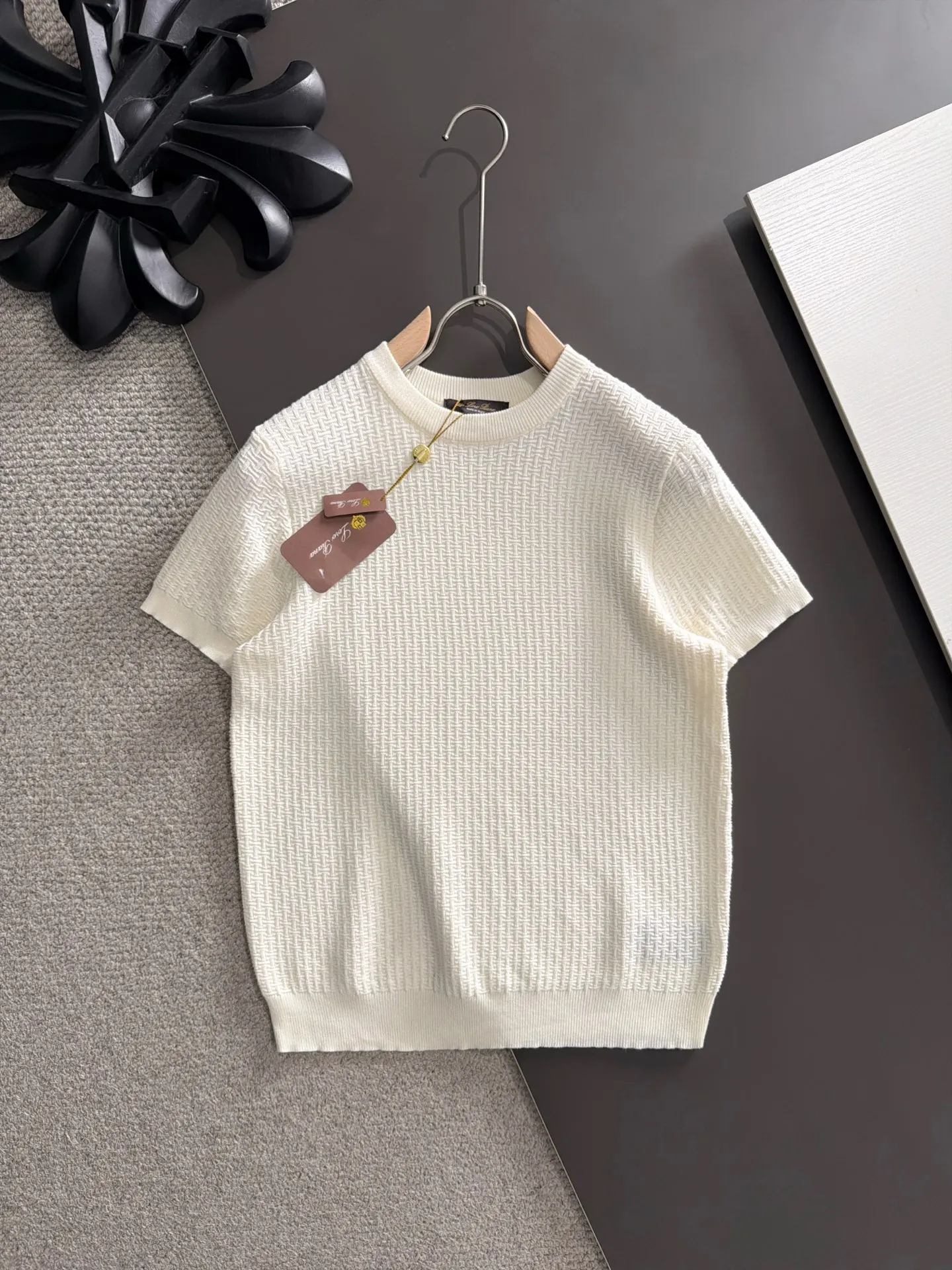 Next day shipment LP high quality Loro Piana 26ss New Arrival men's short-sleeved T-shirt Made of combed cotton yarn knitted cotton fabric, no pressure when entering and exiting the counter Exclusive control of raw materials It feels substantial when weighed, and the upper body is more textured than ordinary T-shirts. This texture can cope with the weather easily and is suitable for both hot and cold! Loose fit design, looks noble. The only correct version is available Size: M to XXXL